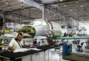 Embraer registra carteira recorde de US$ 35,7 bilhões. Veja o crescimento da defesa, as entregas e os desafios para converter pedidos em resultados.